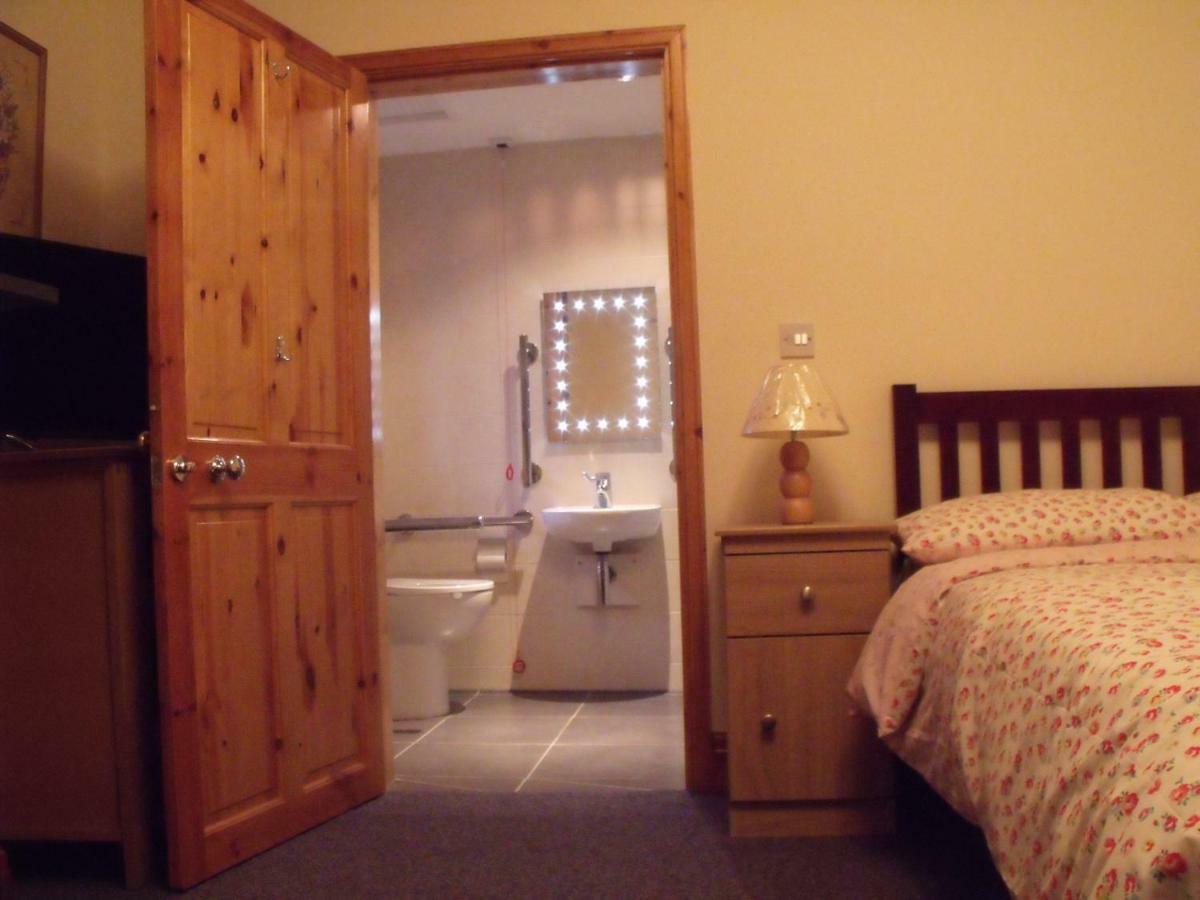 Cosy Ground Floor Disabled Friendly Room In Farm House Llandderfel Екстер'єр фото